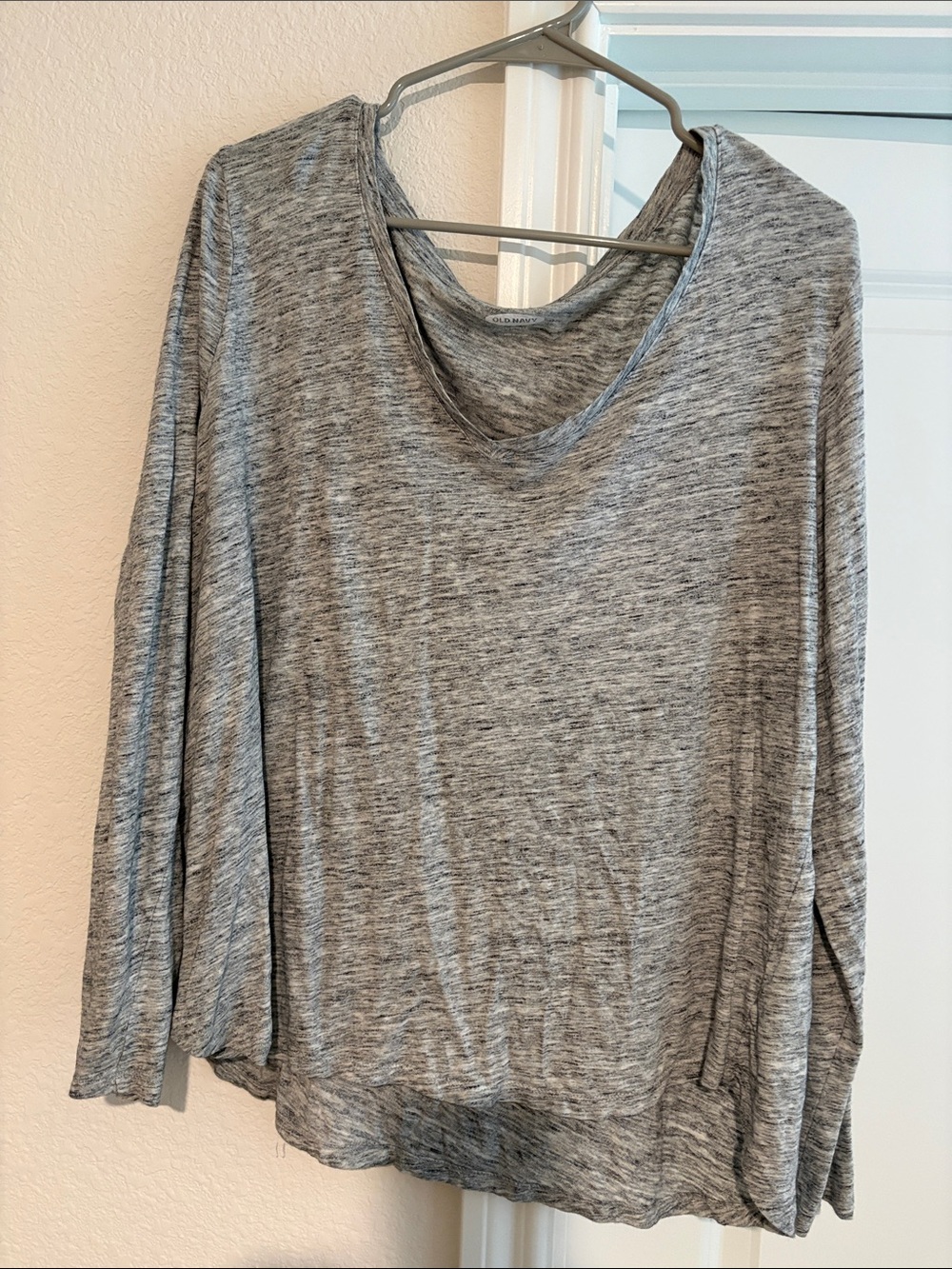 Old Navy Heather Gray Long Sleeve Scoop Neck Top